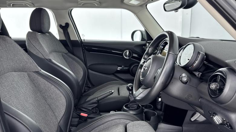 MINI Hatchback 1.5 Cooper Classic 5dr Auto [Nav Pack] Petrol Hatchback